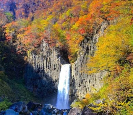 日本の滝百選、苗名滝の秋