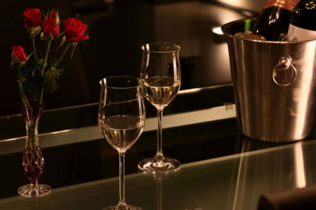 ワイングラスが似合う素敵なガラステーブル